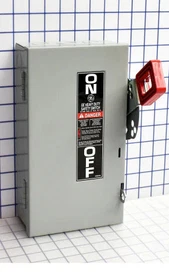 THN3321 - GE 30 Amp Disconnect and Safety Switch