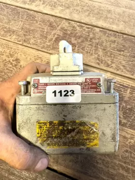EFDB175-12 APPLETON Selector Switch Control Station Position #3