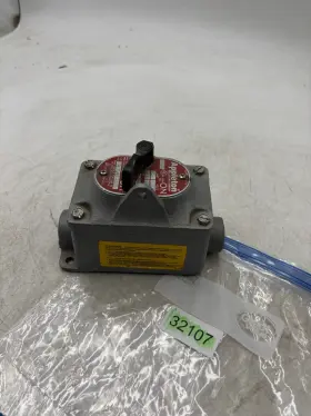 EFS175-F1 APPLETON Snap Switch Explosion Pole