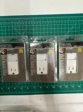 032664727825 COOPER Led Nightlight Receptacle Outlet Dusk