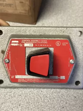 DSD918S153 COOPER CROUSE-HINDS Single Front Pushbutton Cover #2