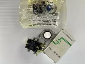 CR2940WA202AR GE General Electric Pushbutton Box Shelf Wear