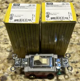 HBL1385I HUBBELL Hbl Spdt Center Toggle Switch