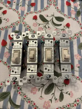 2G45S3 LEVITON Single Pole Toggle Switch Grounding Screw Set