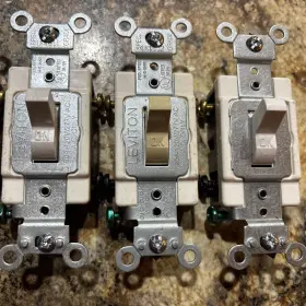 CS220-2W LEVITON Ac Toggle Switch Amp #2
