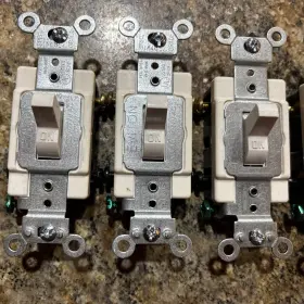 CS220-2W LEVITON Ac Toggle Switch Amp #3
