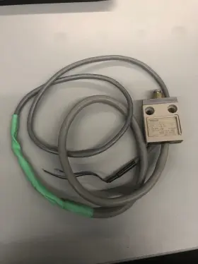 D4C-1602 OMRON Limit Switch Roller Plunger Vac Vdc #2