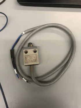 D4C-1602 OMRON Limit Switch Roller Plunger Vac Vdc