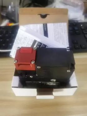 D4NL-2HFG-B OMRON Safety Door Switch Box #3