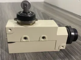 ZE-N22-2S OMRON Roller Plunger Limit Switch #3