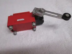 44505-2520 STI / Omron Safety Limit Switch Roller Arm Npt #2