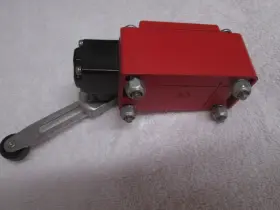 44505-2520 STI / Omron Safety Limit Switch Roller Arm Npt #3