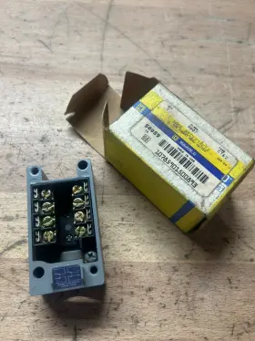 9007CT62 TELEMECANIQUE SENSORS Square Limit Switch Base Box