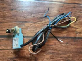 XCM-B5152 TELEMECANIQUE Plunger Roller Limit Switch