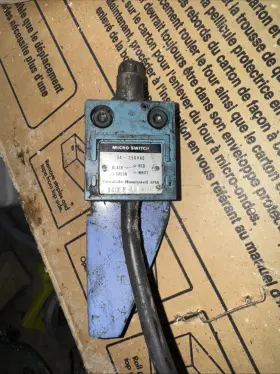 14CE2-1J YAMATAKE HONEYWELL Roller Plunger Limit Switch